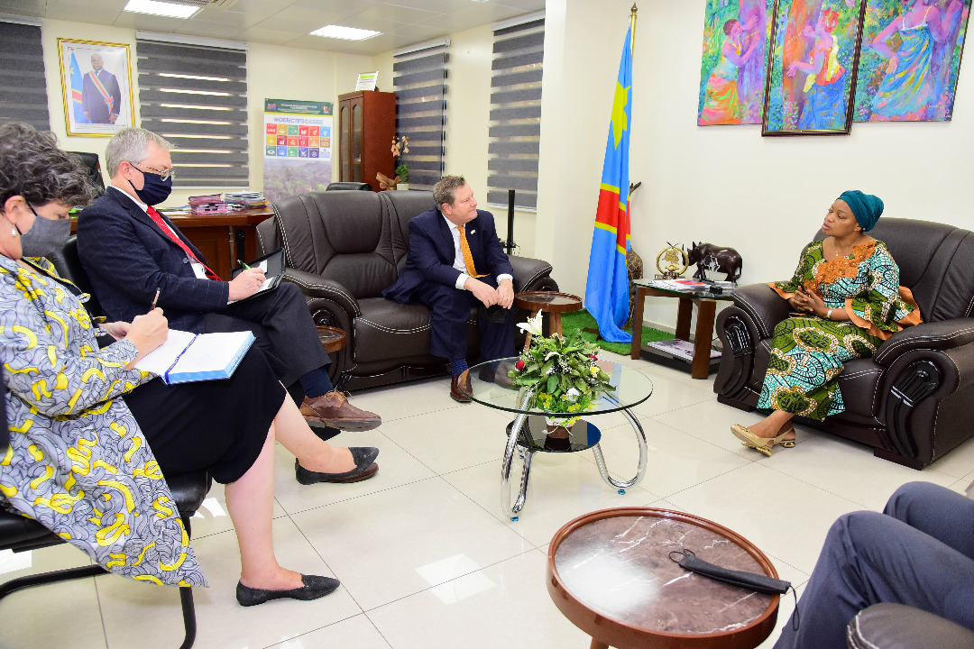 Les questions de la coopération dans les secteurs de développement de la Rdc, ont été au centre des échanges entre la VPM-EDD, Eve BAZAIBA et Mike HAMMER, Ambassadeur des USA en poste à Kinshasa ce jeudi 19 août 2021.