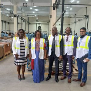 La Ministre Marie Nyange Ndambo visite l’usine de BURN Manufacturing à Nairobi