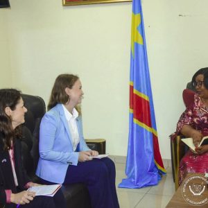 Marie Nyange passe en revue la gouvernance forestière avec des délégués du programme FGMC et de l’ambassade britannique à Kinshasa.